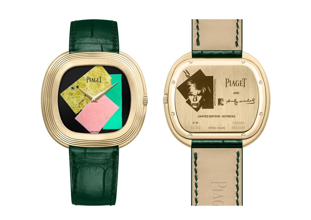 Zwei Ansichten derselben Piaget-Armbanduhr sind nebeneinander vor weißem Hintergrund zu sehen: links die Vorderseite, rechts die Rückseite. Die Uhr hat ein großes, kissenförmiges Gehäuse aus gelbgoldfarbenem Metall mit breiten, konzentrisch geriffelten Rändern und einem dunkelgrünen Lederarmband. Auf dem Zifferblatt links liegt vor schwarzem Hintergrund eine abstrakte Collage aus drei farbigen Flächen: oben ein gelb gesprenkelter Stein, darunter überlappend ein rosafarbener Stein, rechts daneben eine leuchtend grüne Fläche; darauf sitzen zwei schlichte goldfarbene Zeiger, das Piaget-Logo steht oben. Rechts zeigt die Rückansicht den verschraubten Gehäuseboden, mittig graviert mit einem Porträt von Andy Warhol und dem Piaget-Schriftzug sowie seiner Signatur. Darunter steht „Limited Edition – 50 Pieces“ und weitere kleine Gravuren.