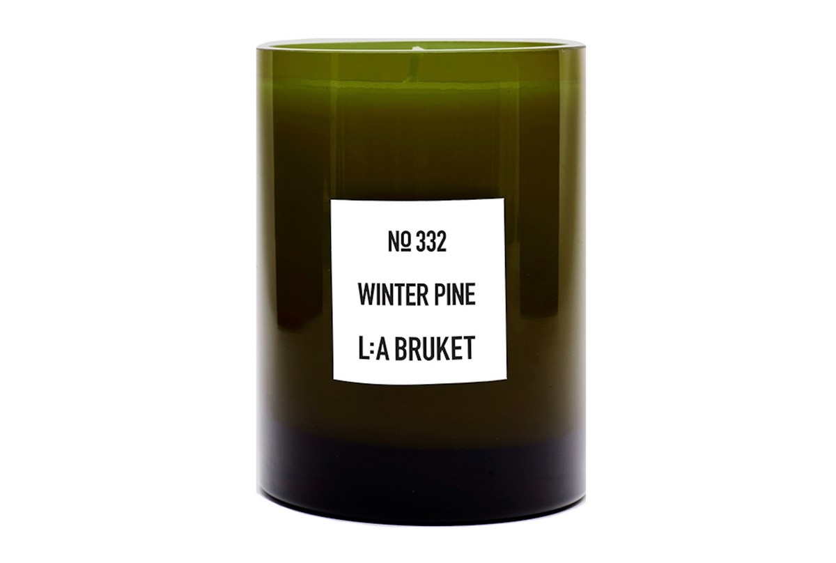 Eine grüne Duftkerze von La Bruket mit dem Etikett „No 332 – Winter Pine“ steht vor weißem Hintergrund.