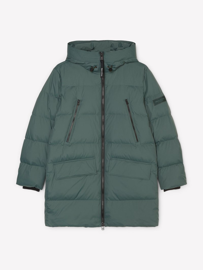 Grüne, halblange Puffer-Daunenjacke mit Kapuze, Zwei-Wege-Reißverschluss und mehreren aufgesetzten Taschen vor neutralem Hintergrund.
