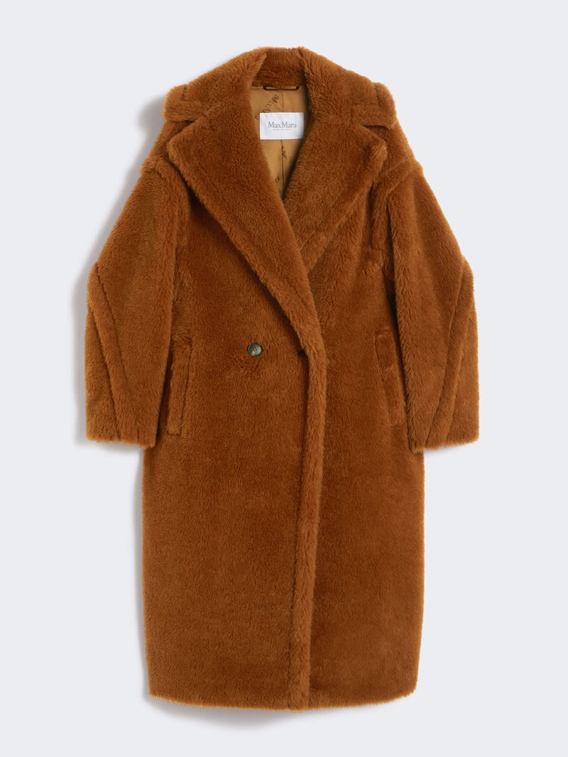 Halblanger brauner Mantel aus flauschigem Material mit Reverskragen, doppelreihigem Verschluss und seitlichen Taschen vor neutralem Hintergrund.