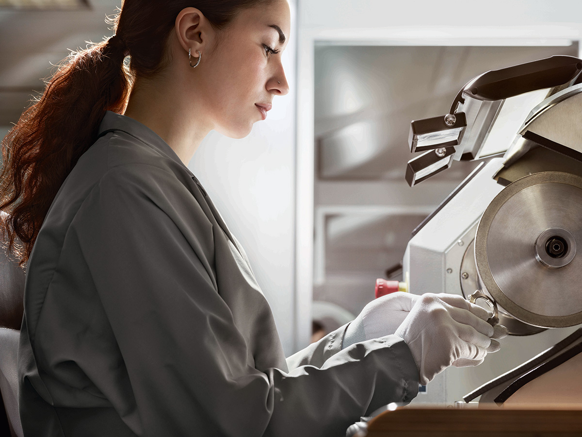 Aufarbeitung des Mittelgehäuses einer Rolex Armbanduhr an einer Poliermaschine entsprechend der ursprünglichen Oberflächenbearbeitung.