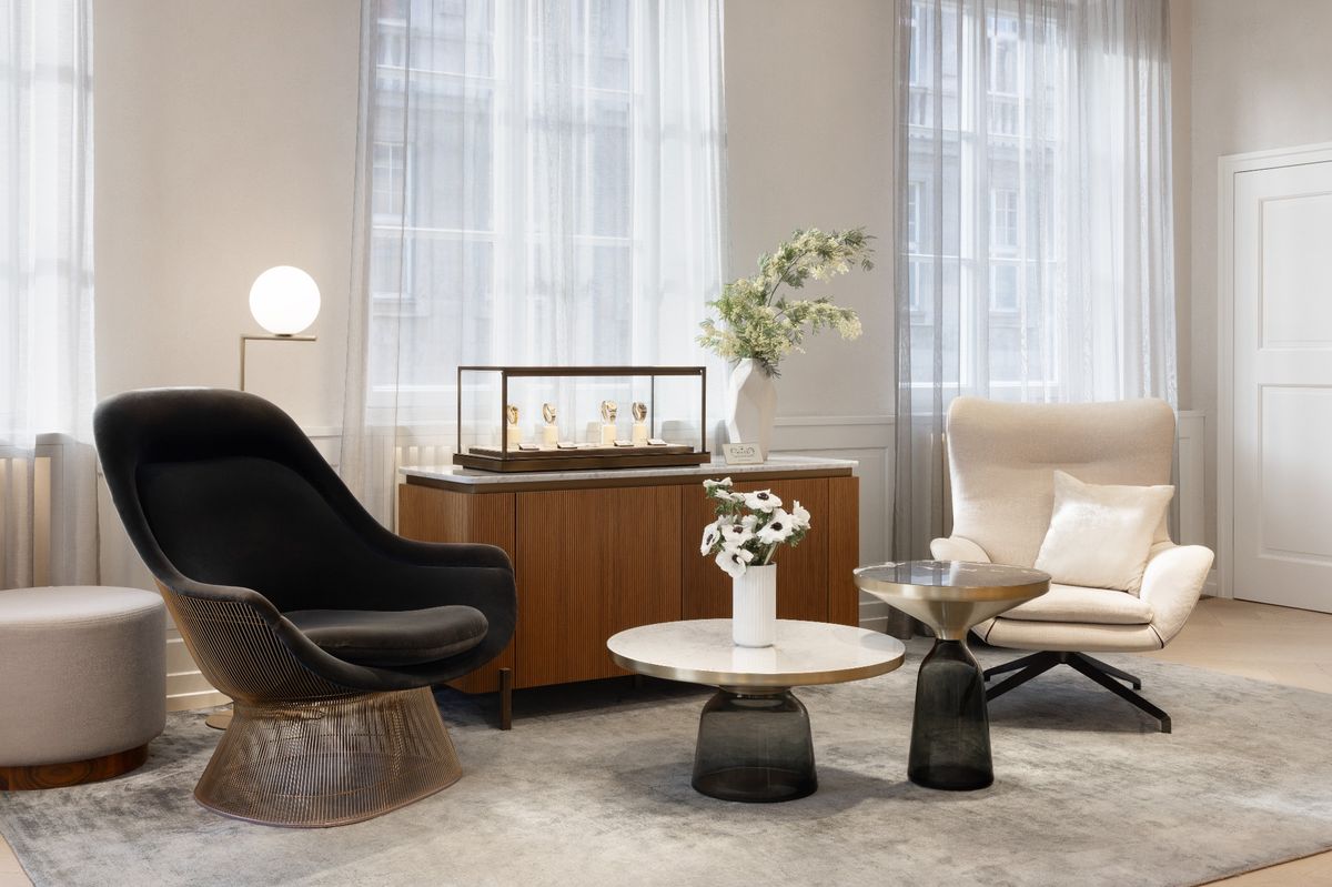 Sitzbereich der Rolex Certified Pre-Owned Lounge bei Bucherer mit Vitrine, Sesseln und Tageslicht.