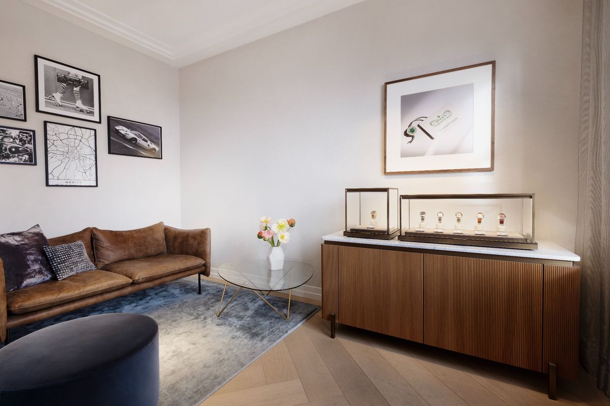 Vitrine mit mehreren Rolex Certified Pre-Owned Armbanduhren in der Bucherer CPO Lounge.