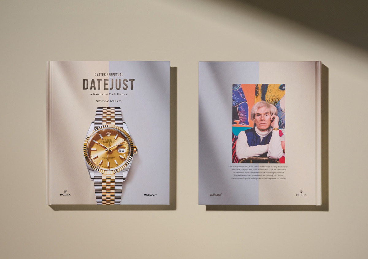 Vorder- und Rückseite des Buchs „Oyster Perpetual Datejust – A Watch that Made History“, nebeneinander liegend auf hellem Untergrund. Das Cover zeigt eine Rolex Datejust Armbanduhr in Bicolor-Ausführung in Gold und Edelstahl, auf längs zweigeteiltem Hintergrund in Beige und Grau. Auf der Rückseite ist ein Foto von Andy Warhol mit einer goldenen Datejust vor einem seiner Gemälde abgebildet.