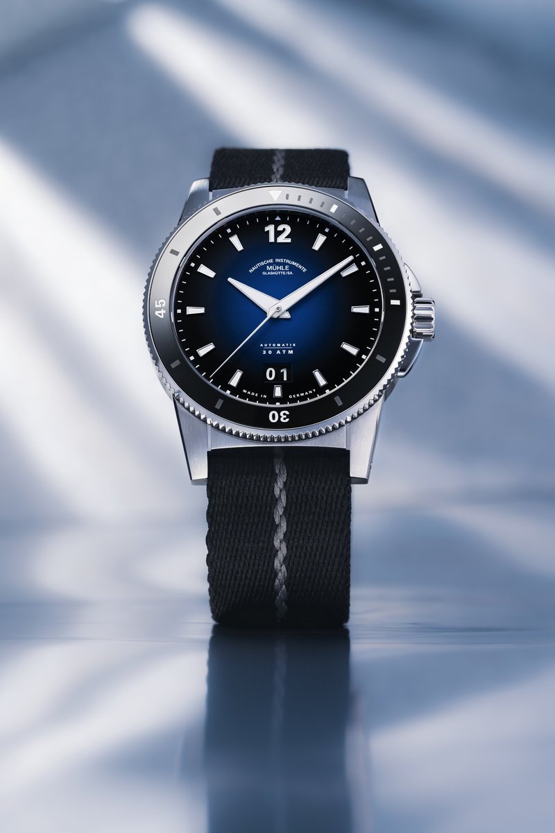 Sportliche Armbanduhr mit blauem Verlaufzifferblatt und Großdatum bei sechs Uhr.