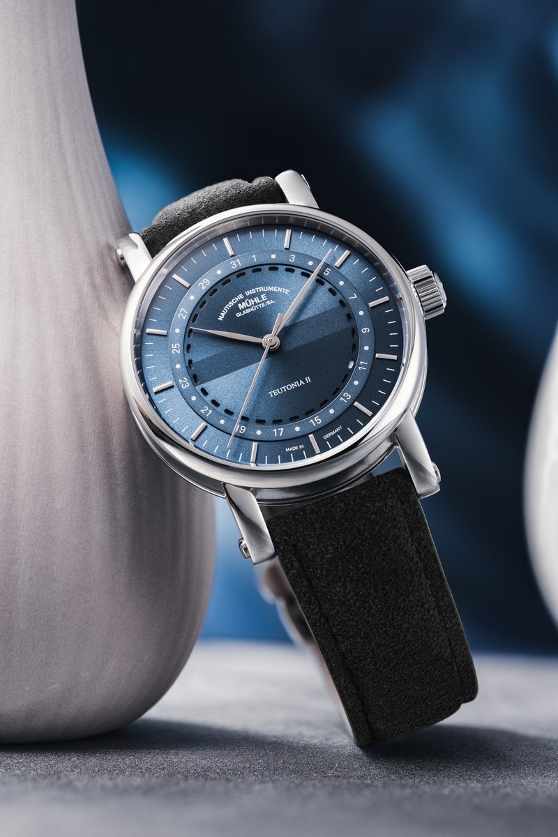 Dresswatch mit graublauem Zifferblatt und Ringdatum-Anzeige von Mühle-Glashütte