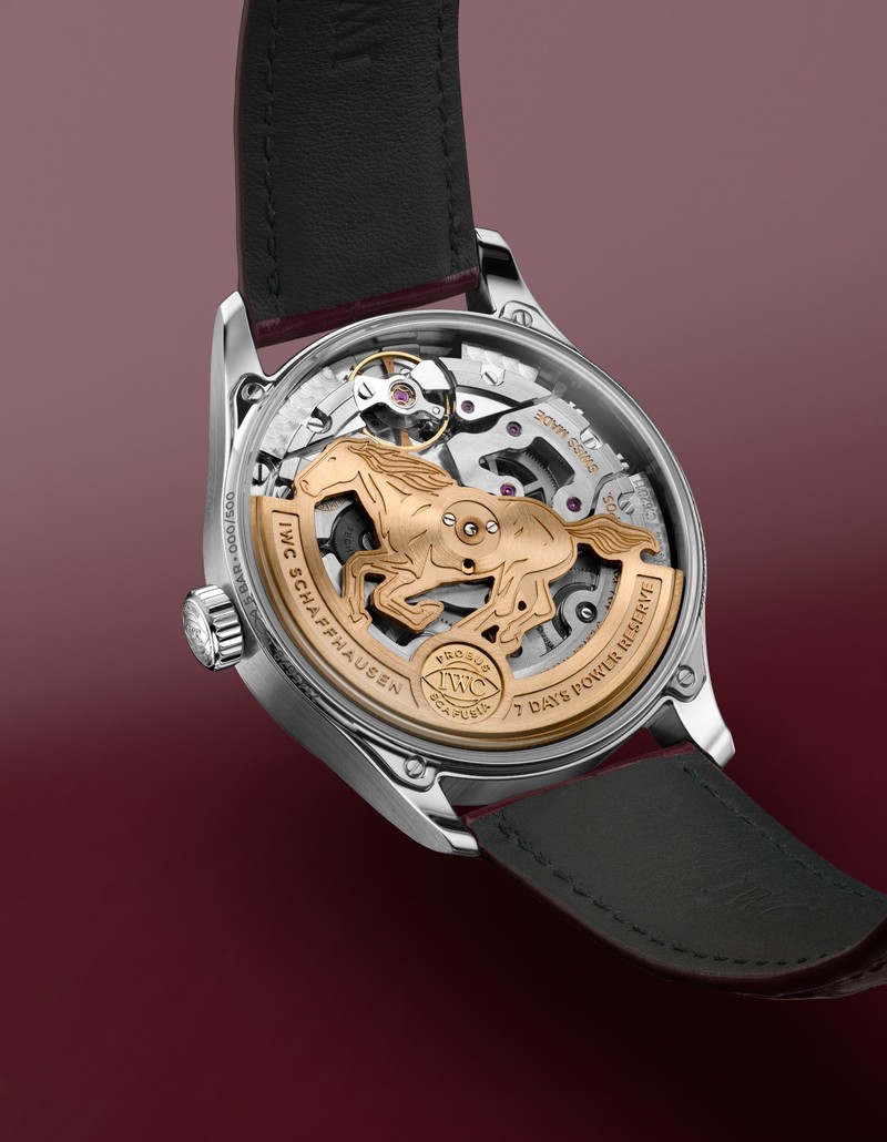 Sichtboden der IWC Portugieser Automatic 42 Year of the Horse zum Jahr des Pferdes 2026 mit Automatikwerk und goldfarbenem Rotor in Form eines galoppierenden Pferdes