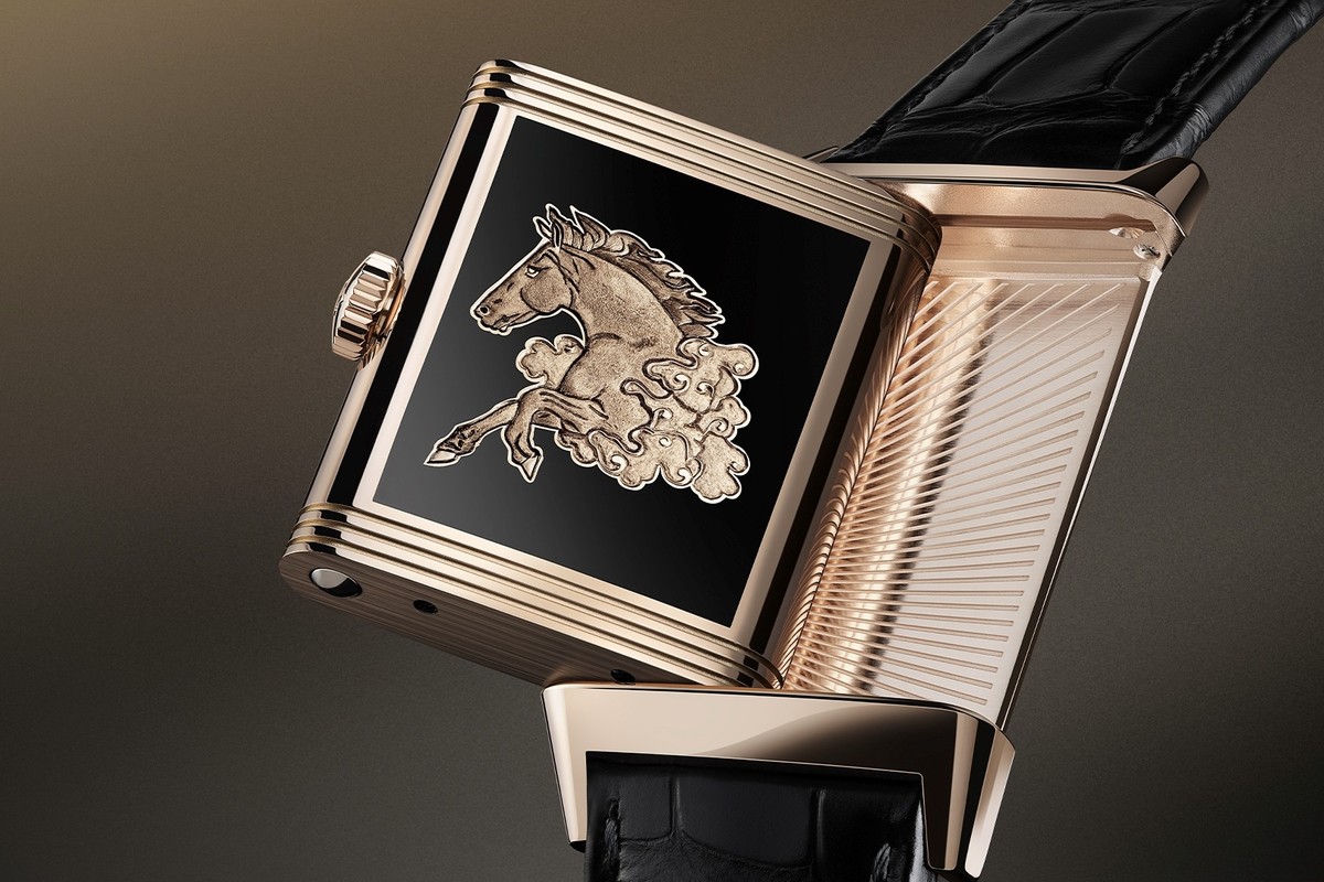 Rechteckige Armbanduhr aus Rotgold mit schwarzem Emailhintergrund und von Hand graviertem Pferdemotiv auf dem Gehäuseboden