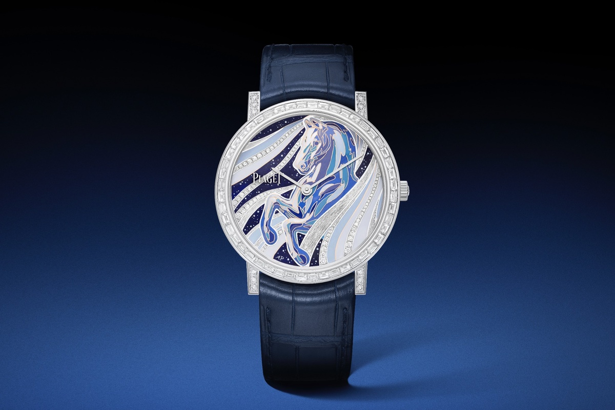 Piaget Altiplano Zodiac Edition The Horse mit cloisonné- und paillon-emaillem Zifferblatt, diamantbesetztem Weißgoldgehäuse und blauem Lederband