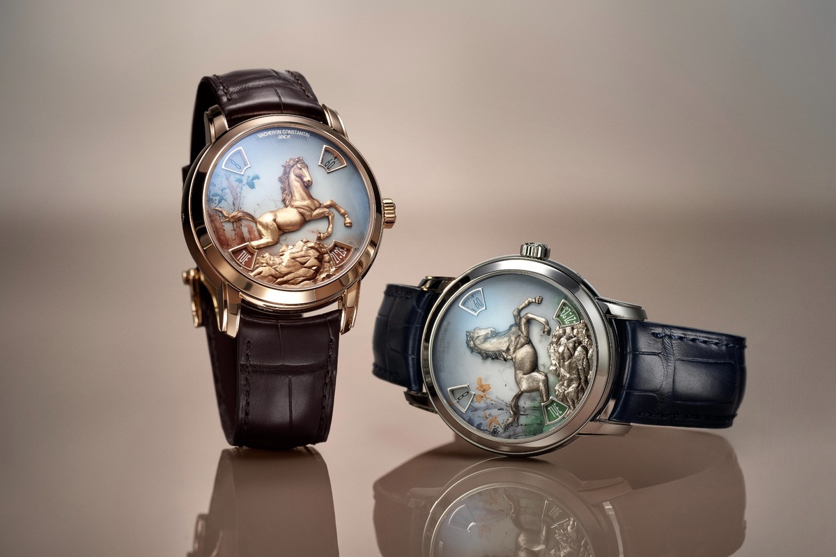 Zwei Vacheron-Constantin-Uhren mit handgraviertem Pferdemotiv auf dem Zifferblatt, einmal in Roségold mit braunem Band und einmal in Platin mit blauem Band