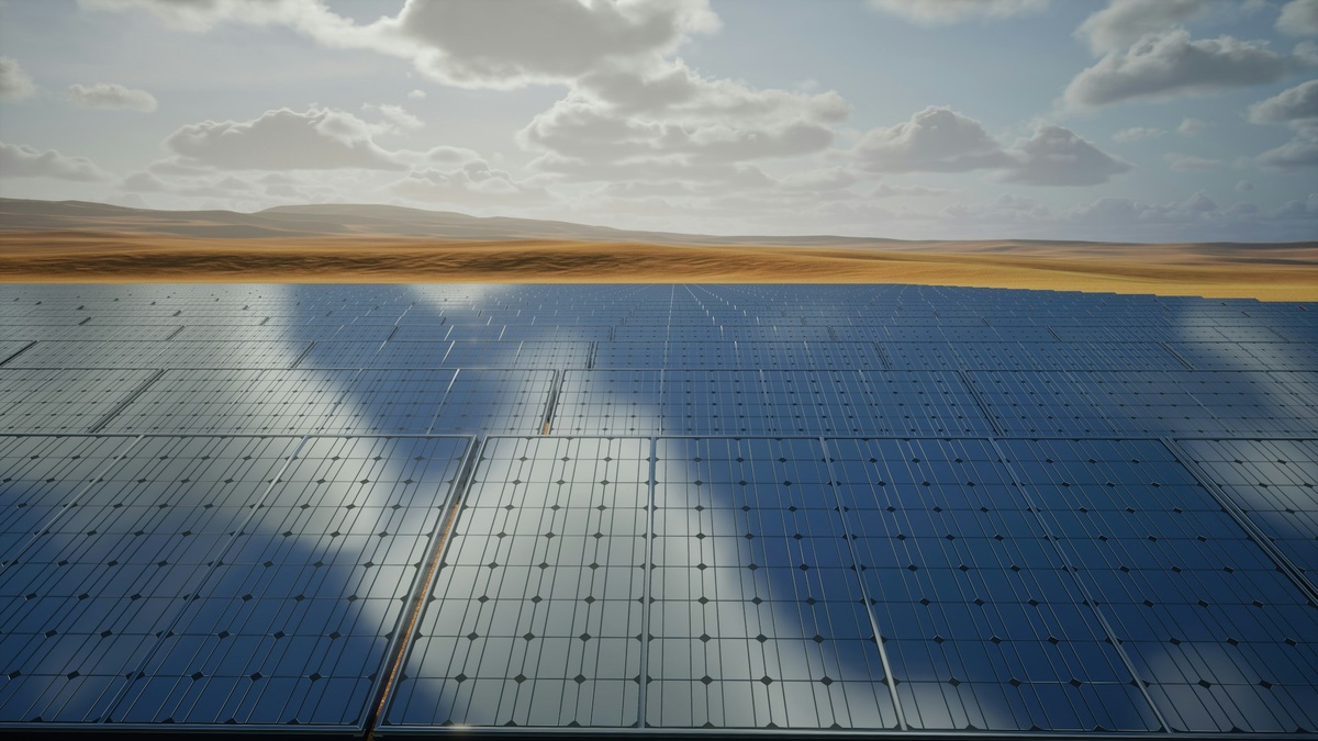 Weite Wüstenlandschaft mit Sanddünen unter tief stehender Sonne; im Vordergrund Solarmodule in Reihen angeordnet