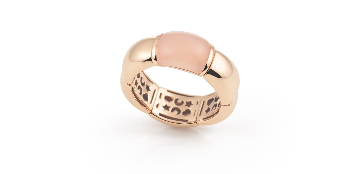 Ring „La Piazza“ von Al Coro aus 18 Karat Roségold mit pinkem Chalcedon, freigestellt auf weißem Hintergrund.