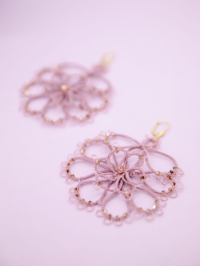 Handgefertigte Statement-Ohrringe „Lily Say Yes!“ von Rita in Palma, üppige Blütenform aus Kristallperlen in aufwendiger Mekik-Knüpftechnik.