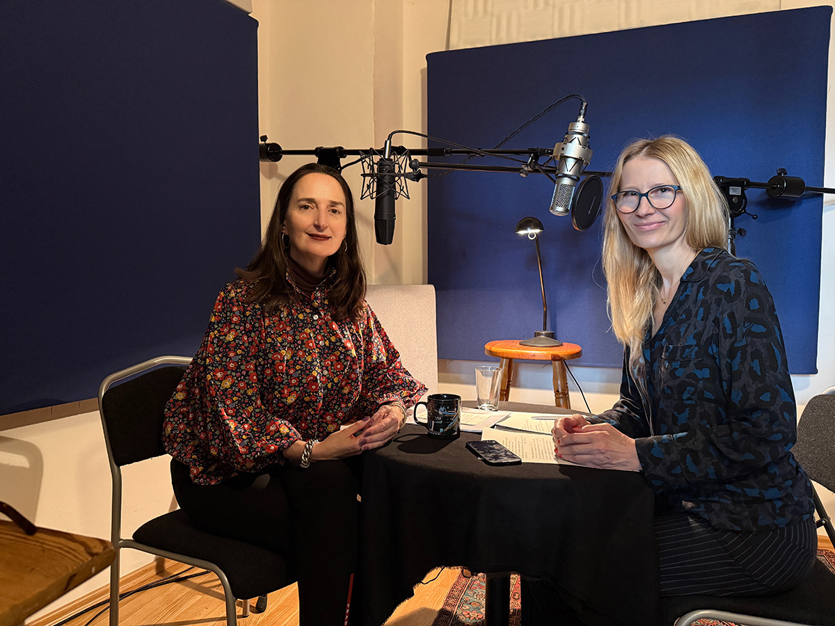 Studio mit zwei Mikrofonen auf einem schmalen Tisch, links sitzt Bettina Schrenk, rechts Substantial-Times-Chefredakteurin Elke Reinhold.