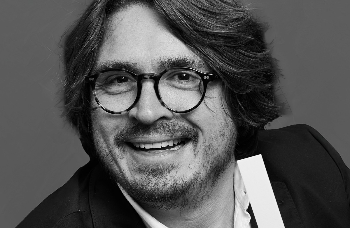 Porträt von Clément Lerouge-Bénard, Co-CEO von Molinard, mit Duftstreifen in der Hand