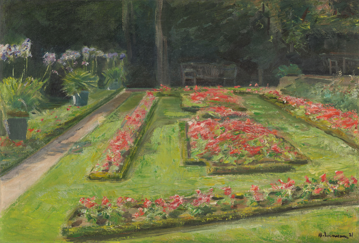 Geometrisch angelegte Gartenbeete mit roten Blumen, umgeben von Rasenflächen und schattigen Bäumen.