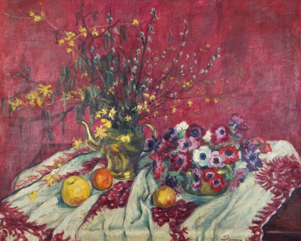 Stillleben mit Blumen in Vasen und Früchten auf einem Tisch vor rotem Hintergrund, locker gemalt mit kräftigen Farben.