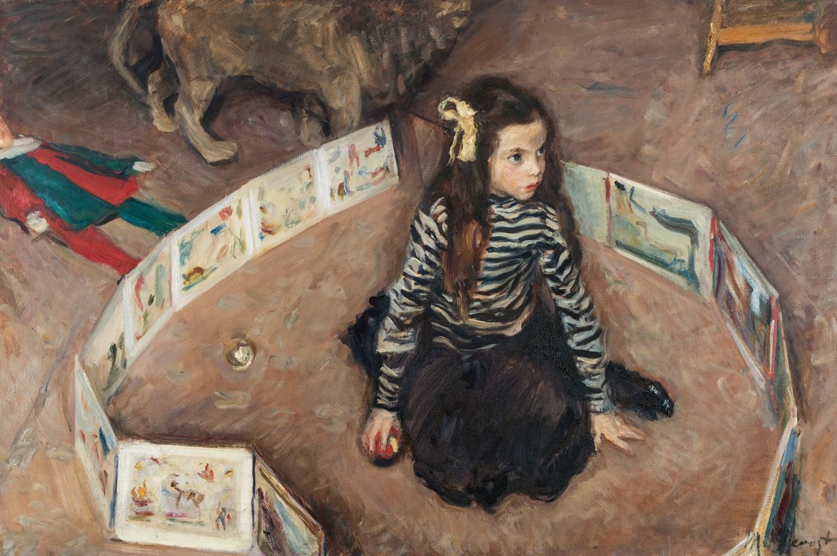 Mädchen mit langem Haar sitzt auf dem Boden, umgeben von aufgeklappten Bilderbögen, und hält einen roten Ball.