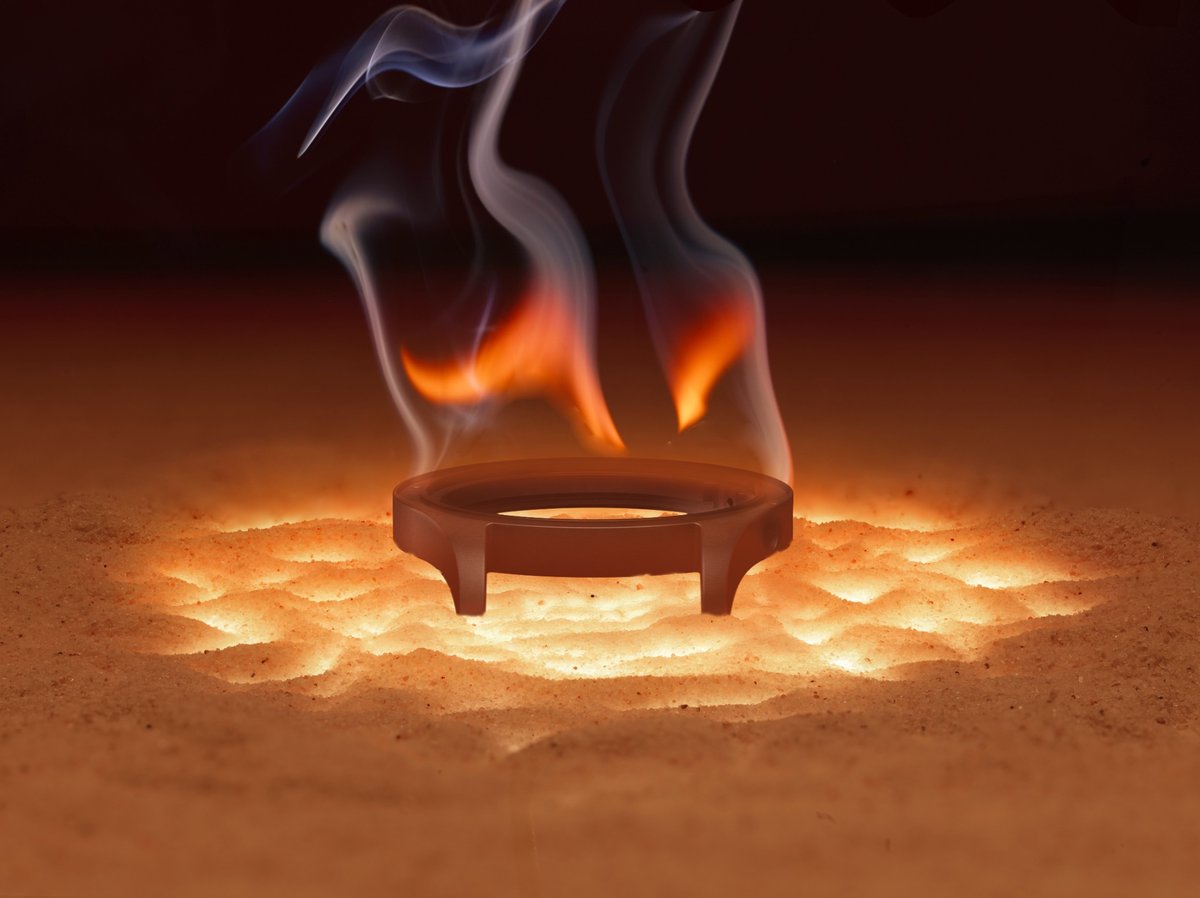 Ceratanium-Gehäuse einer IWC Portugieser Chronograph während der thermischen Behandlung im Glutbett