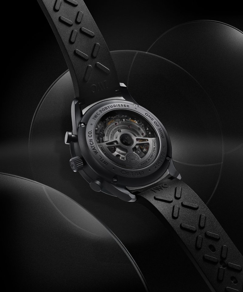 Rückenansicht mit Sichtboden der IWC Portugieser Chronograph Ceratanium mit Kaliber 69355