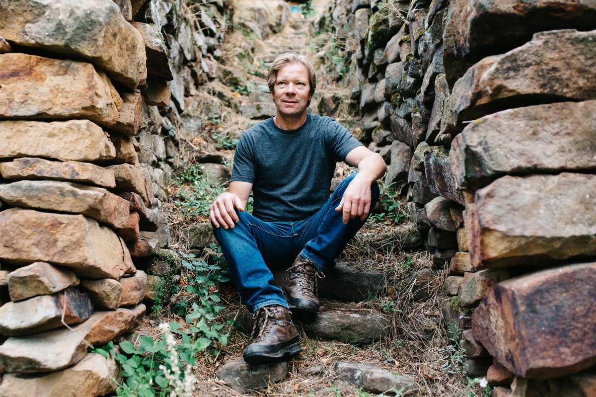 Winzer Michael Andres sitzt auf den Stufen seines Weinbergs im Terrassenbau