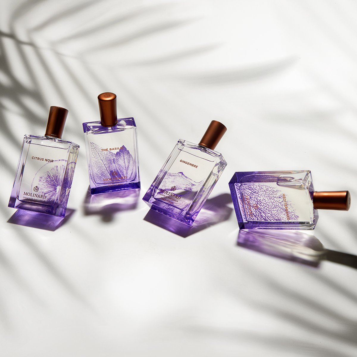 Vier Parfumflakons der Molinard Kollektion La Fraîcheur mit violetten Glasakzenten und kupferfarbenen Verschlüssen