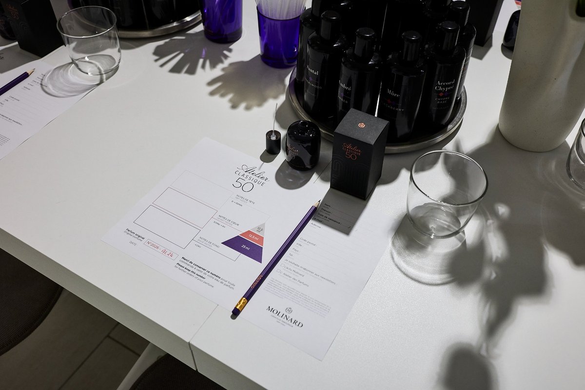 Arbeitsplatz eines Parfum-Workshops bei Molinard mit Duftkarten, Pipetten und Essenzen auf einem Tisch