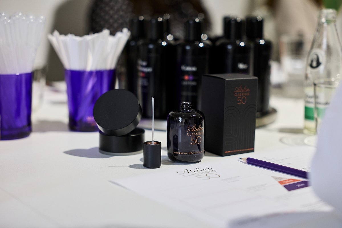 Parfumflakon und Verpackung Atelier Classique 50 bei Molinard Workshop mit Unterlagen zur Duftkomposition