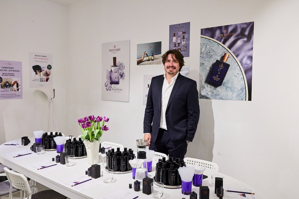 Clément Lerouge-Bénard in einem Molinard Parfum-Workshop in München mit Duftessenzen und Arbeitsplätzen