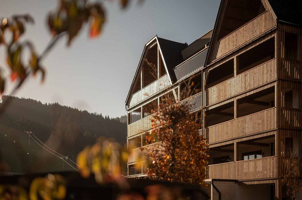 Zimmer der Wallerei am Walchensee mit Bett und Sitzbereich