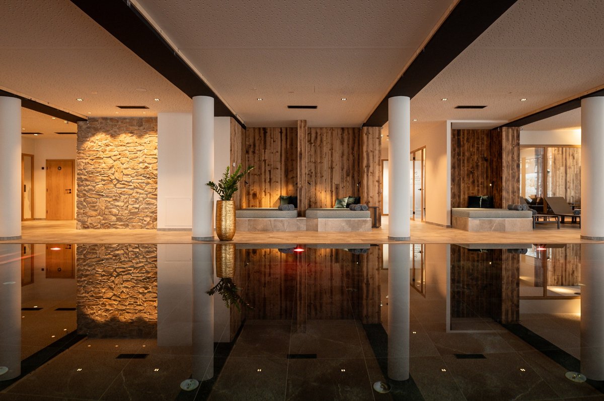 Zimmer der Wallerei am Walchensee mit Bett und Sitzbereich