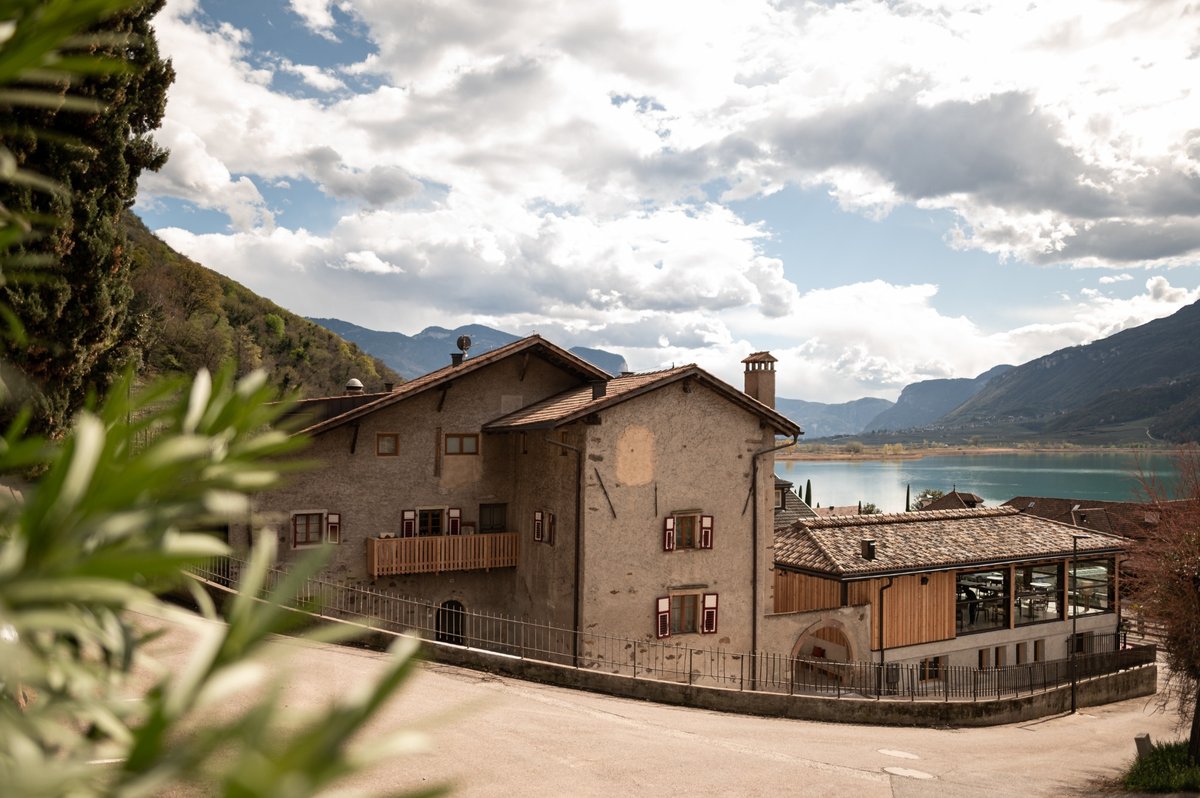 Zimmer der Wallerei am Walchensee mit Bett und Sitzbereich