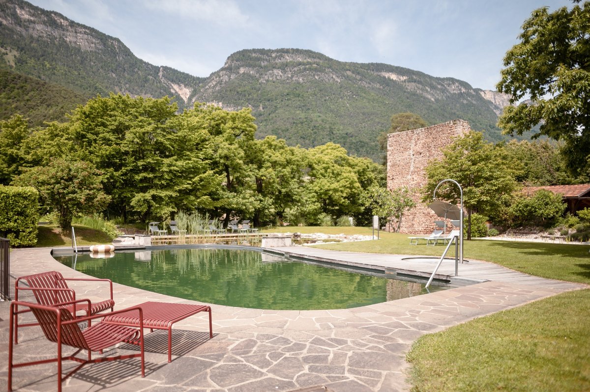 Naturpool und Garten des Stroblhofs in Eppan