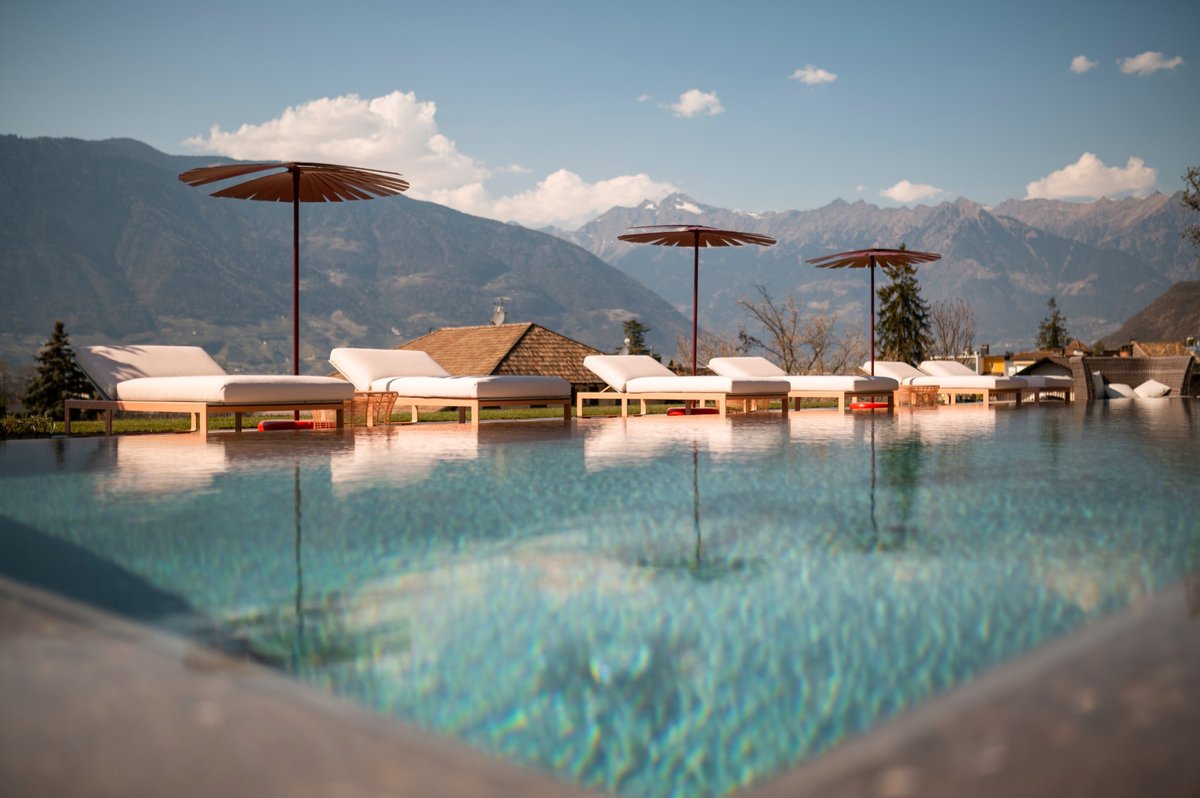 Infinitypool des Vinum Hotel Muchele mit Bergblick
