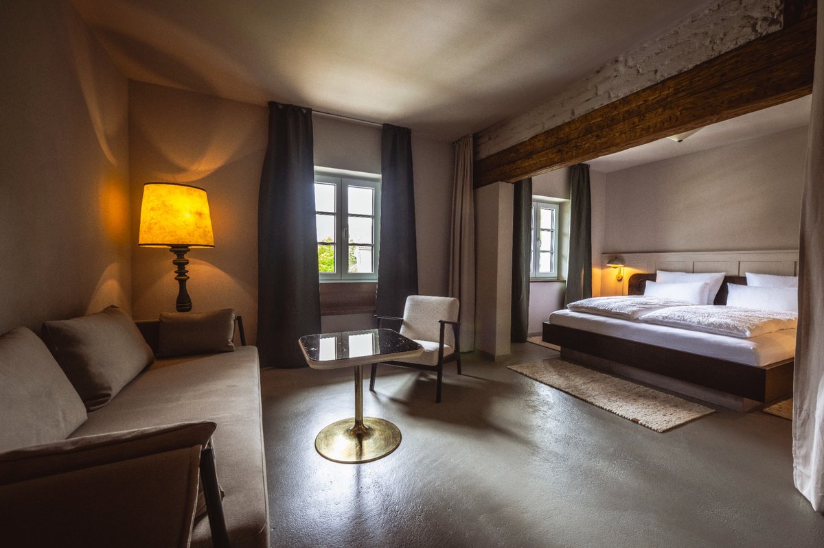 Zimmer der Wallerei am Walchensee mit Bett und Sitzbereich