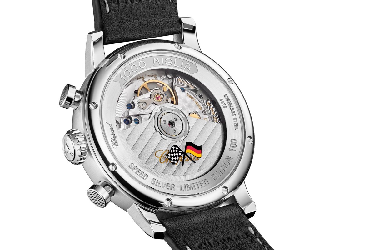 substantial-times-chopard-mille-miglia-speed-silver-03 Rückseite einer Armbanduhr mit Sichtboden, mechanischem Uhrwerk und zwei gekreuzten Flaggen