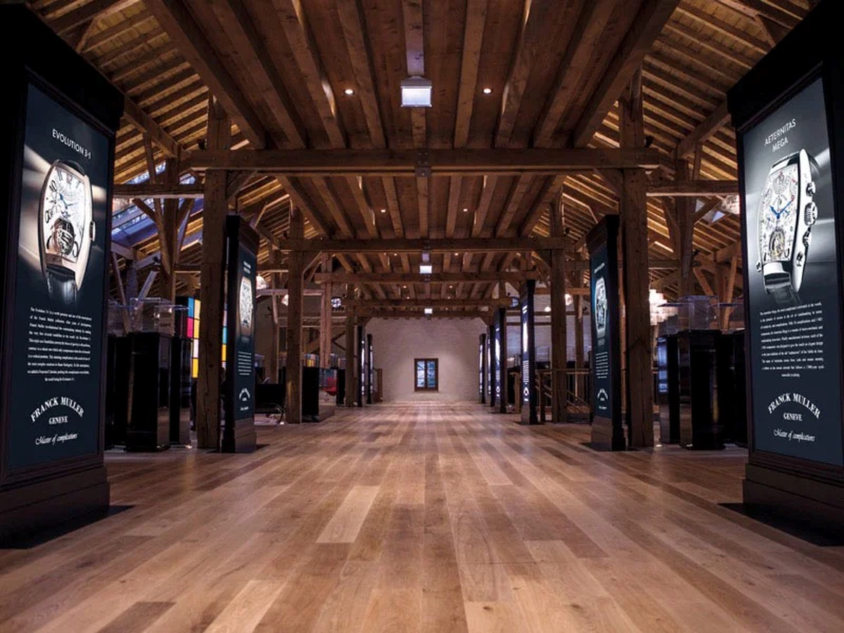 Leerer Ausstellungsraum mit Holzbalken und Präsentationsflächen in der Domaine du Grand Malagny in Genthod bei Genf