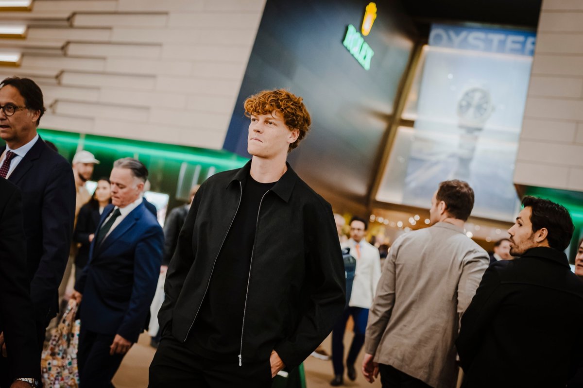 Jannik Sinner bei der Watches & Wonders in Genf vor einem Rolex-Bereich, umgeben von Besuchern