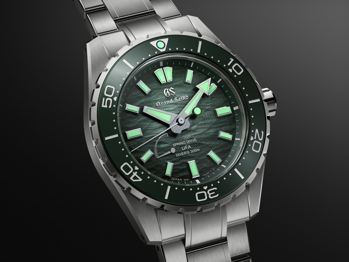 Detailansicht bei Dunkelheit der Grand Seiko Spring Drive U.F.A. Ushio 300 Diver mit grünem Zifferblatt
