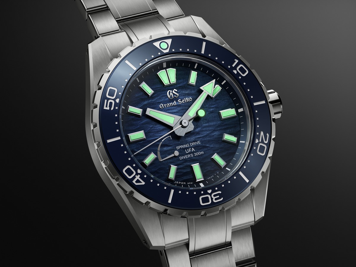 Detailansicht der Grand Seiko Spring Drive U.F.A. Ushio 300 Diver mit blauem Zifferblatt
