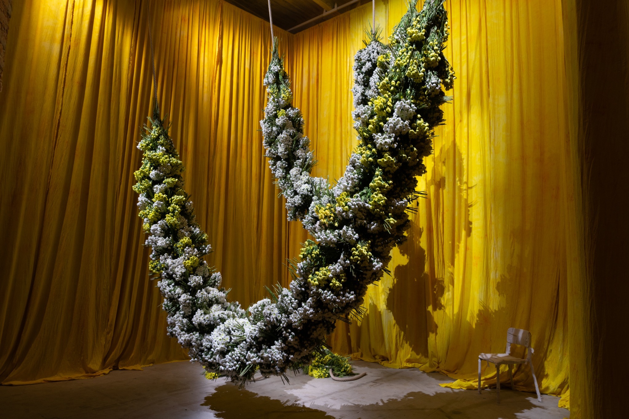 substantial-times-biennale-arte-2026-installation-gelb Große florale Installation in einem gelben Raum der Biennale Arte 2026 in Venedig
