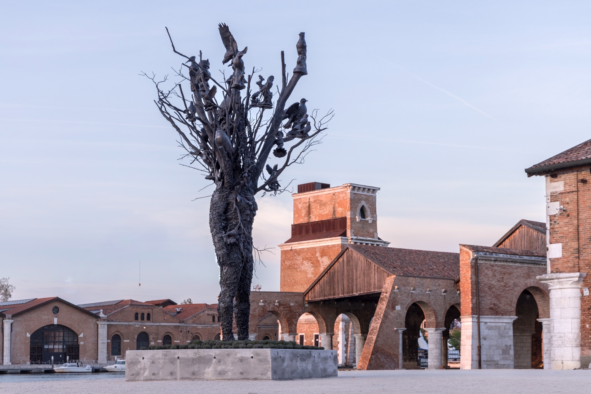 substantial-times-biennale-arte-2026-nick-cave-skulptur Große baumartige Skulptur mit Vogelfiguren auf dem Gelände der Biennale Arte 2026 in Venedig