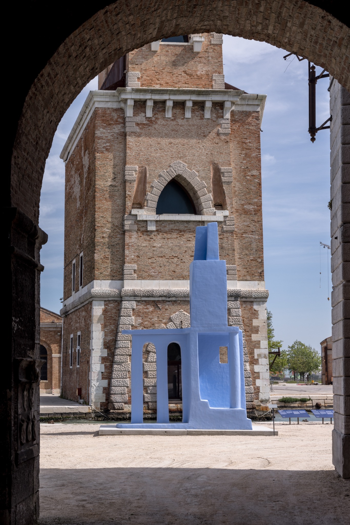 substantial-times-biennale-arte-2026-skulptur-arsenale Blaue architektonische Skulptur vor historischen Gebäuden im Arsenale der Biennale in Venedig