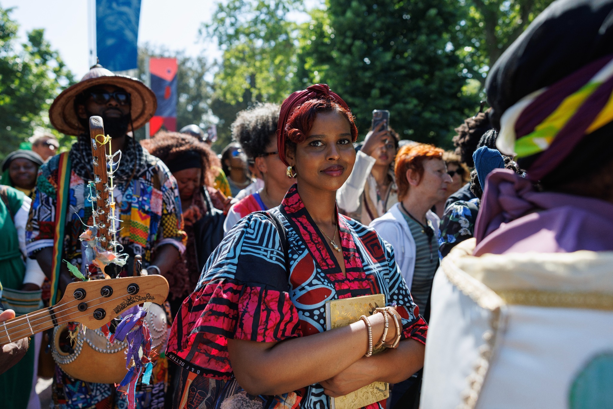 Besucherinnen und Besucher der Biennale Arte 2026 in Venedig während einer Performance im Freien zwischen Musik, Farben und kulturellen Begegnungen