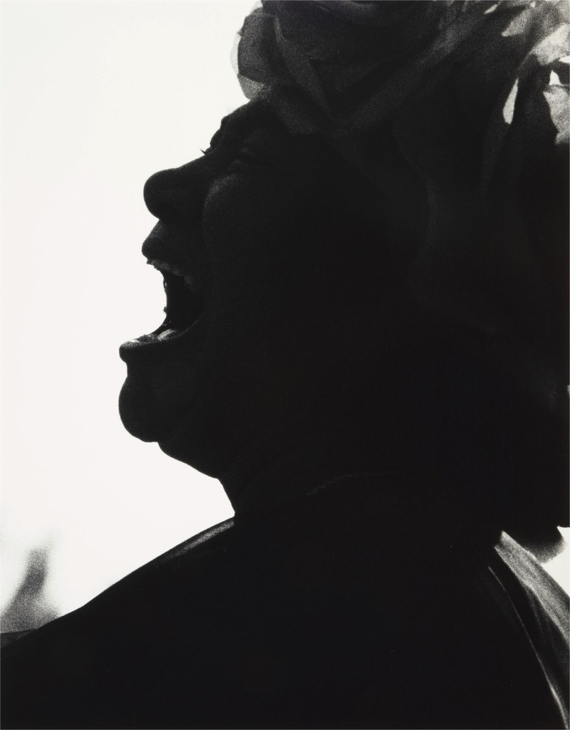 Silhouette der Sängerin Mahalia Jackson im Profil während eines Auftritts