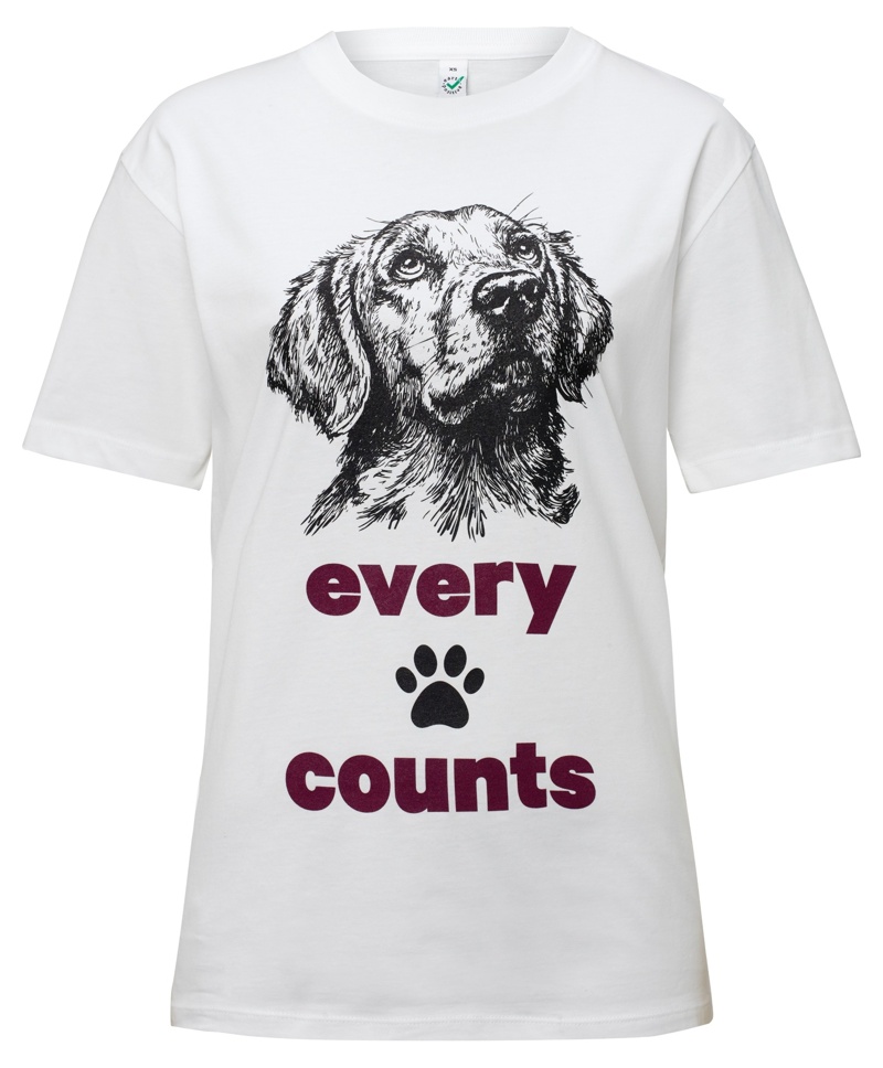 Weißes T-Shirt mit gezeichneter Hundeillustration und dem Schriftzug every paw counts
