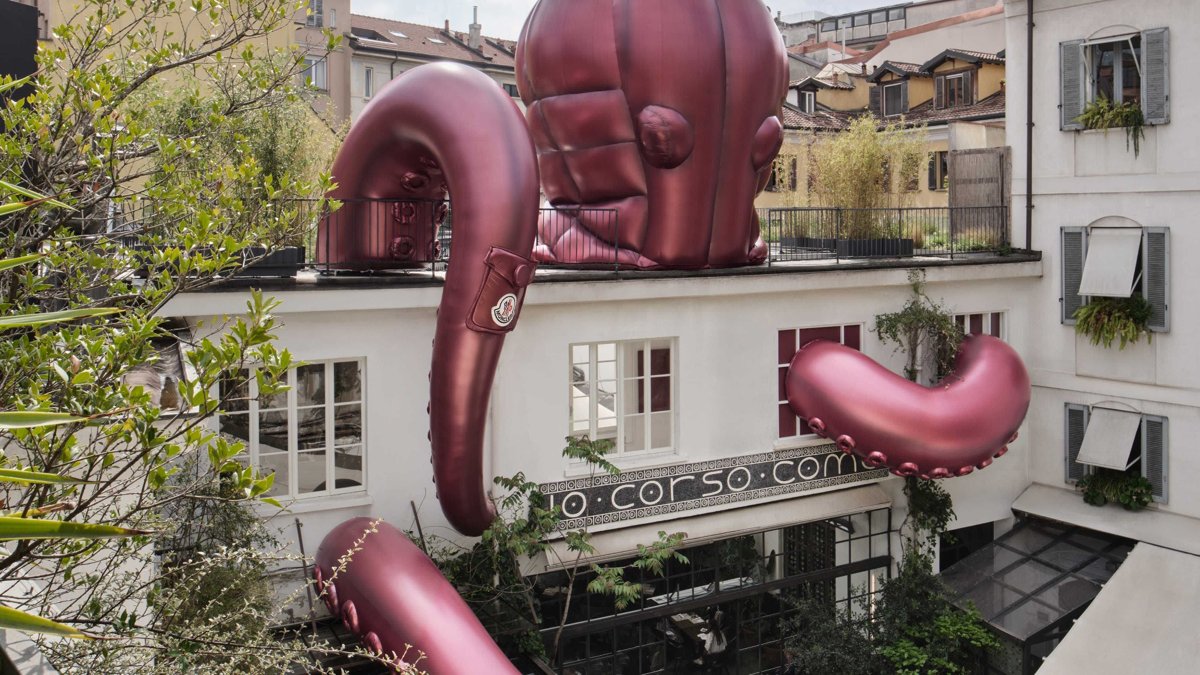 Große, rote, aufblasbare Oktopus-Installation auf dem Dach und an der Fassade eines Gebäudes am 10 Corso Como in Mailand.