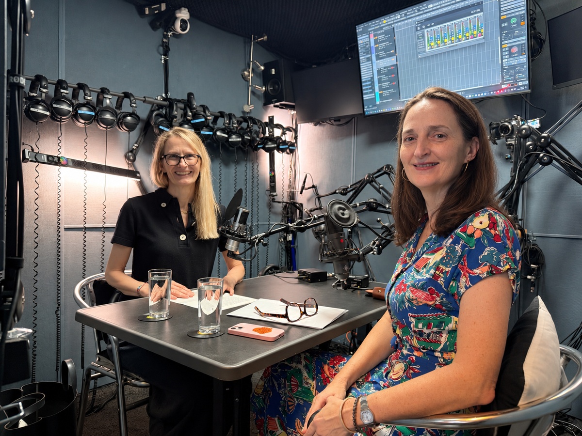 Das Bild zeigt zwei Frauen bei der Podcastaufnahme in einem dunkel eingerichteten Tonstudio, Elke Reinhold, Chefredakteurin von Substantial Times, und Bettina Schrenk, Mentorin und Investment-Expertin
