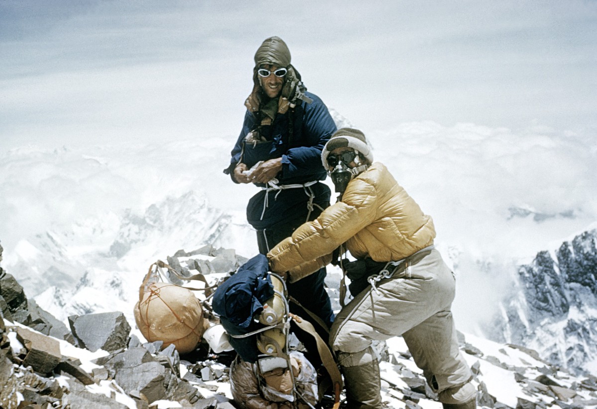 Sir Edmund Hillary und Tenzing Norgay auf dem Gipfel des Mount Everest mit Expeditionsausrüstung vor schneebedeckter Bergkulisse