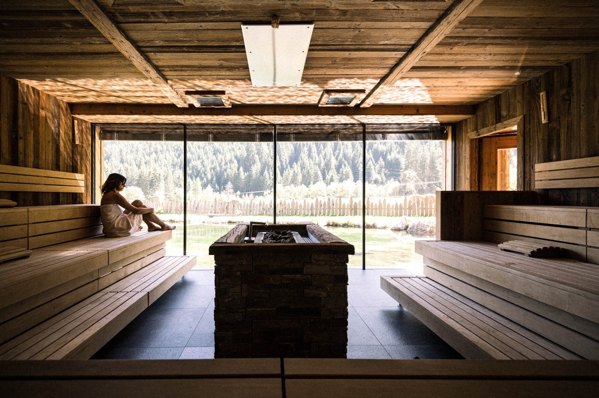 substantial-times-alpura-retreat-03 Sauna mit Panoramafenster und Blick ins Grüne im Adults-only-Bereich des Alpura Retreat